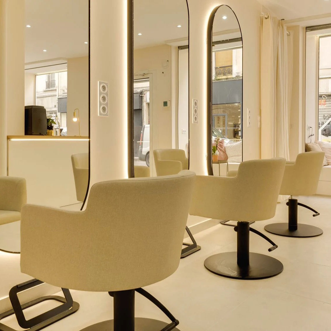 Maison Koton – Coworking Coiffure & Bien-être — Cabine esthétique / bien-être · Poste de prothésie ongulaire · Fauteuil de coiffure